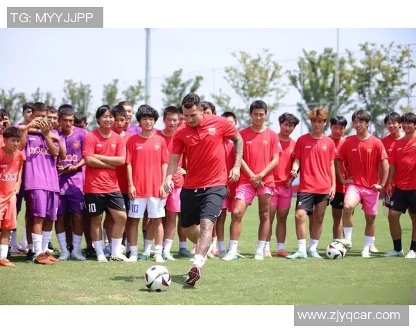 足球球星拖地技巧揭秘 力量与速度的完美结合助力突破防线 足球球星拖地技巧揭秘 力量与速度的完美结合助力突破防线