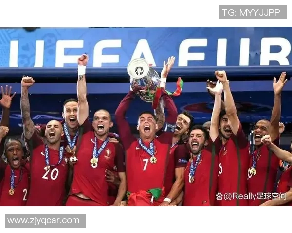 球星家中珍藏的足球:背后故事与冠军梦想的起点 球星家中珍藏的足球:背后故事与冠军梦想的起点