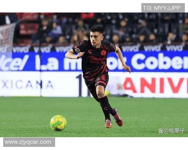 足球巨星分享日常自拍展现赛场外真实生活瞬间